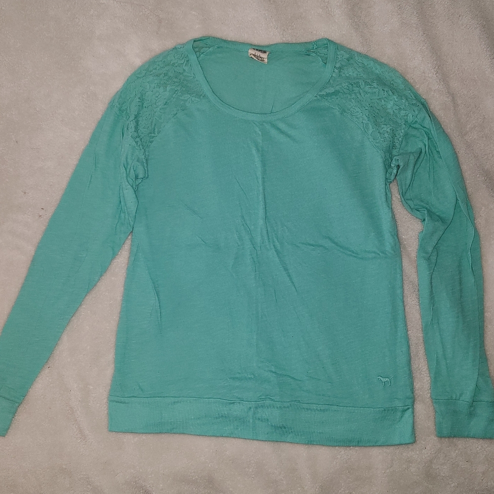 Lace shoulder long sleeve tee